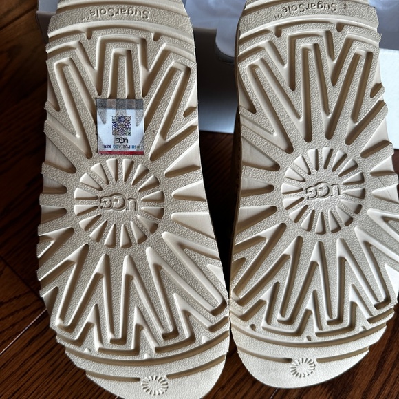 Ugg Goldenstar Crossover Slide Sandal - Picture 3 of 5